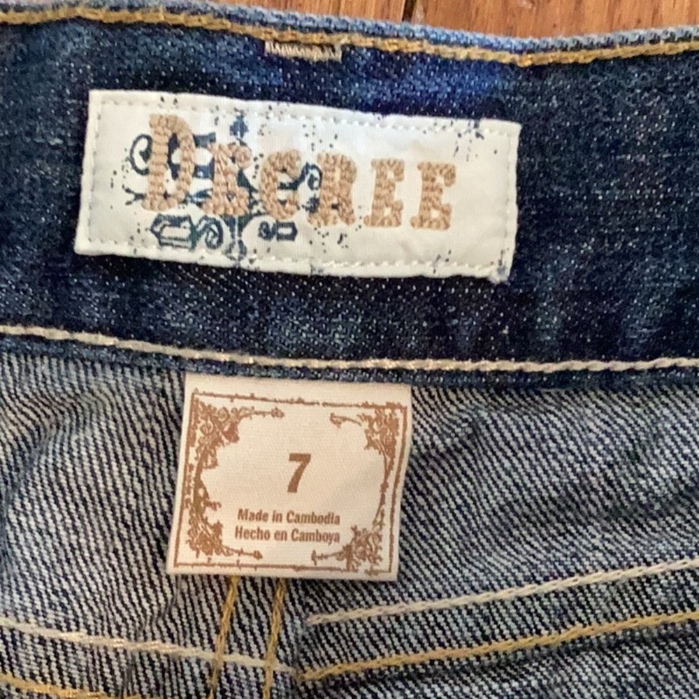 Decree distressed, medium wash denim blue jean shorts. Size 7 - Picture 8 of 12